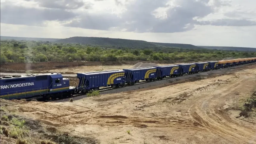 Trem de cargas da Transnordestina percorre trecho em obras no Nordeste, simbolizando a integração entre ferrovias, terminais logísticos e outros modais de transporte no Ceará.