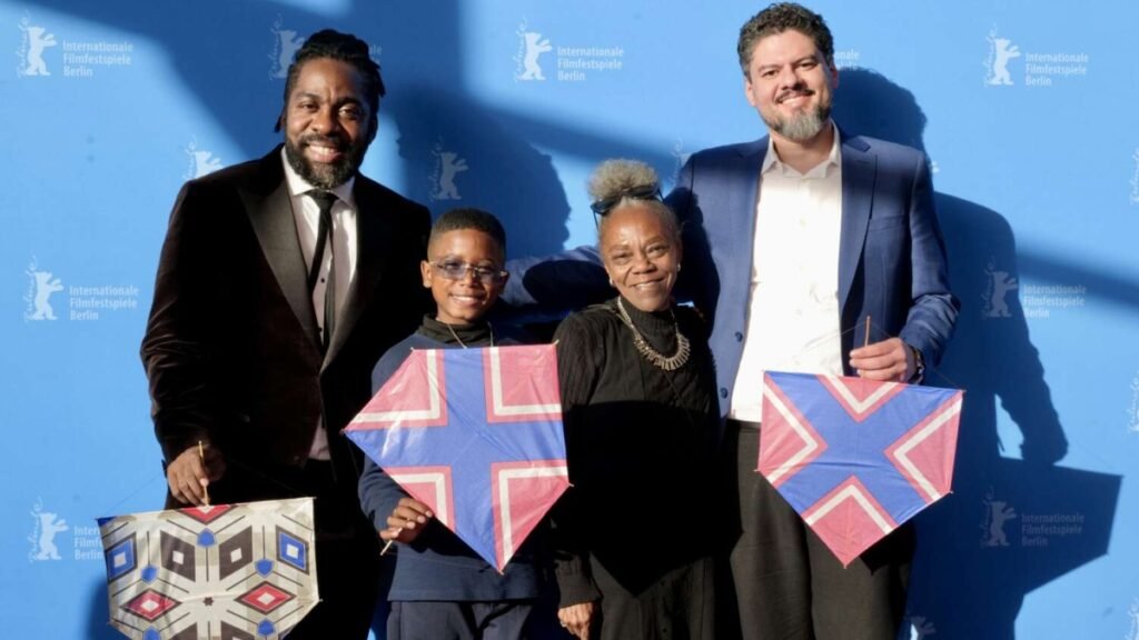 Integrantes do filme cearense Feito Pipa posam na Berlinale 2026 segurando pipas, após conquista do Urso de Cristal na mostra Generation Kplus.