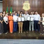 Governador Elmano de Freitas e autoridades durante assinatura de projeto de lei para concurso público com 2 mil vagas para professores da rede estadual do Ceará, no Palácio da Abolição.