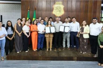 Governador Elmano de Freitas e autoridades durante assinatura de projeto de lei para concurso público com 2 mil vagas para professores da rede estadual do Ceará, no Palácio da Abolição.