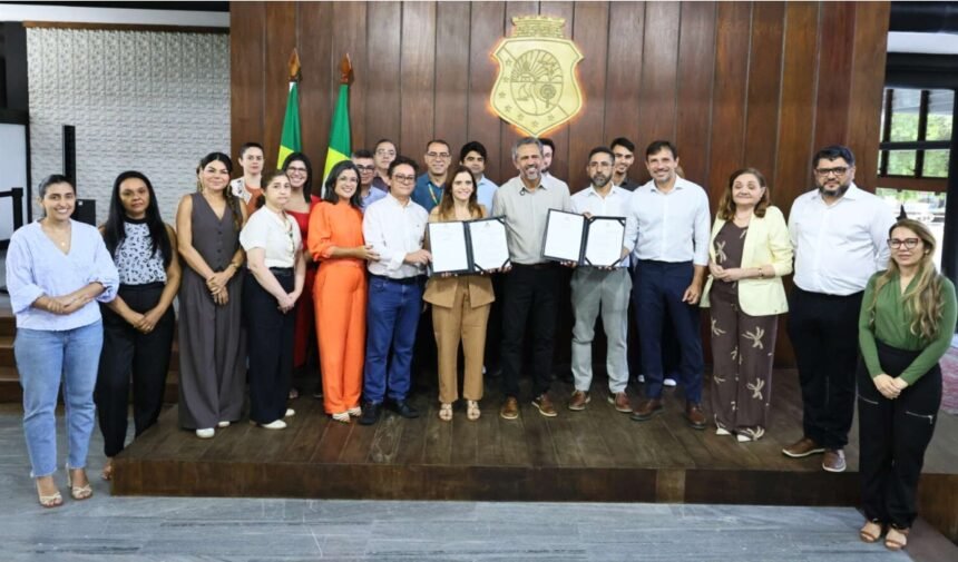 Governador Elmano de Freitas e autoridades durante assinatura de projeto de lei para concurso público com 2 mil vagas para professores da rede estadual do Ceará, no Palácio da Abolição.