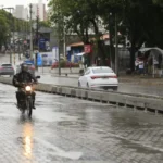 Chuva atinge Fortaleza na manhã desta quinta-feira, com céu nublado e vias molhadas na capital cearense.