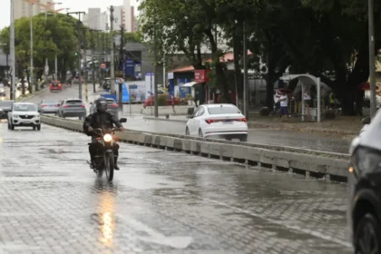 Chuva atinge Fortaleza na manhã desta quinta-feira, com céu nublado e vias molhadas na capital cearense.