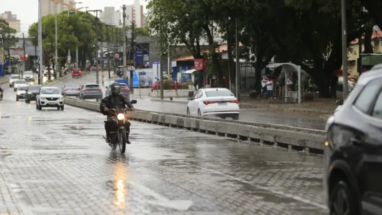 Chuva atinge Fortaleza na manhã desta quinta-feira, com céu nublado e vias molhadas na capital cearense.