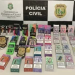 Cigarros eletrônicos e maquineta de cartão apreendidos pela Polícia Civil em operação contra venda ilegal de vapes em Limoeiro do Norte, no Ceará.