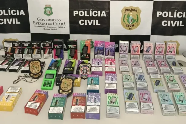 Cigarros eletrônicos e maquineta de cartão apreendidos pela Polícia Civil em operação contra venda ilegal de vapes em Limoeiro do Norte, no Ceará.