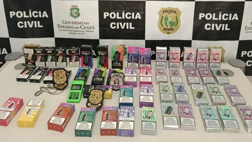 Cigarros eletrônicos e maquineta de cartão apreendidos pela Polícia Civil em operação contra venda ilegal de vapes em Limoeiro do Norte, no Ceará.