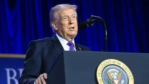 Donald Trump discursa no Café da Manhã Nacional de Oração em 5 de fevereiro, após críticas a vídeo publicado em suas redes sociais.