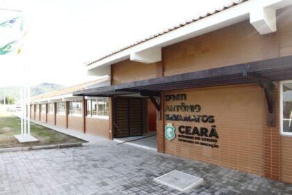 Fachada da Escola de Ensino Médio em Tempo Integral Antônio Silva Matos, inaugurada pelo Governo do Ceará em Tejuçuoca.
