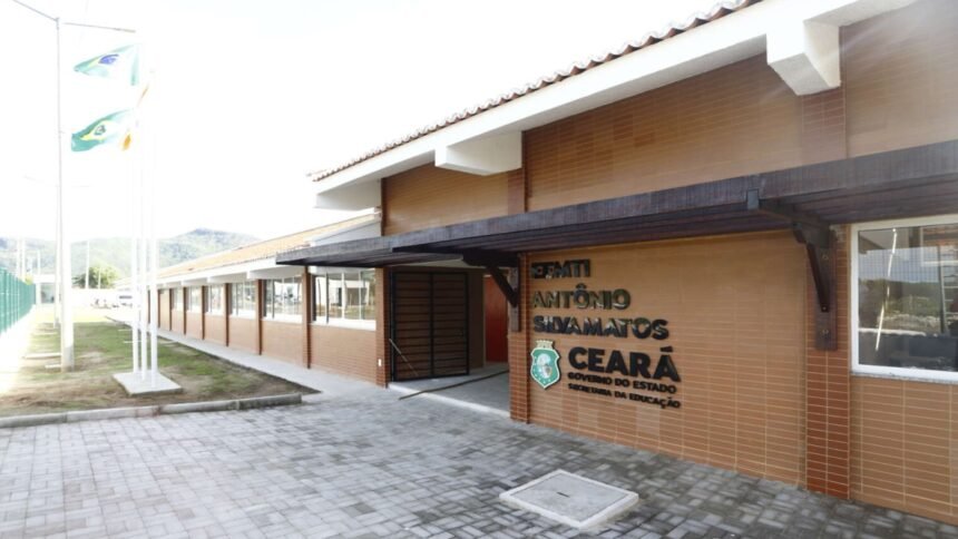 Fachada da Escola de Ensino Médio em Tempo Integral Antônio Silva Matos, inaugurada pelo Governo do Ceará em Tejuçuoca.