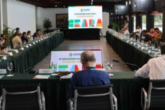 Reunião do Governo do Ceará com prefeitos e gestores municipais para apresentação da terceira fase do programa Ceará Conectado, que levará internet gratuita a todos os municípios do Estado.