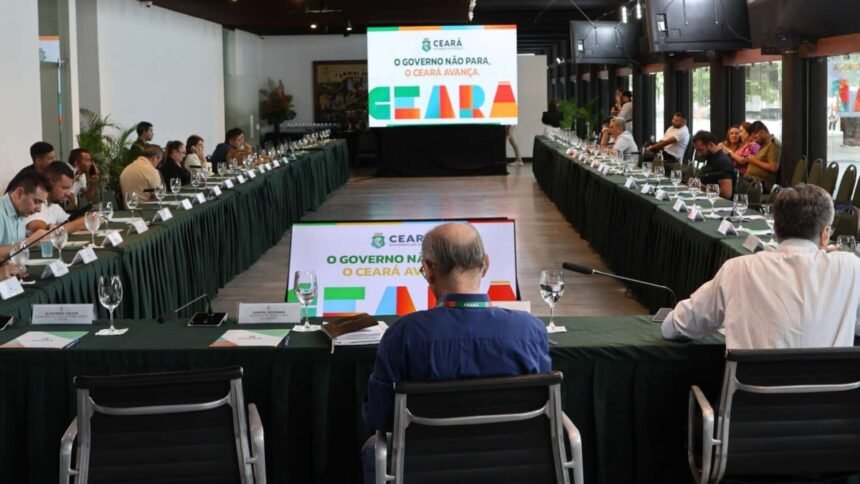 Reunião do Governo do Ceará com prefeitos e gestores municipais para apresentação da terceira fase do programa Ceará Conectado, que levará internet gratuita a todos os municípios do Estado.