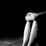 Imagem ilustrativa que representa situação de vulnerabilidade e violência, utilizada em matéria sobre afastamento de conselheiro tutelar em Eusébio por crimes sexuais investigados pelo Ministério Público.