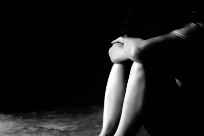 Imagem ilustrativa que representa situação de vulnerabilidade e violência, utilizada em matéria sobre afastamento de conselheiro tutelar em Eusébio por crimes sexuais investigados pelo Ministério Público.