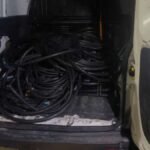 Fios de alta tensão apreendidos pela Polícia Militar dentro de furgão abordado na CE-040, em Aquiraz.