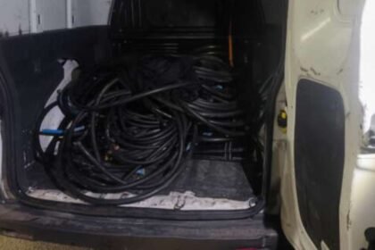 Fios de alta tensão apreendidos pela Polícia Militar dentro de furgão abordado na CE-040, em Aquiraz.