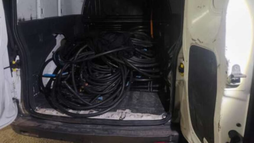 Fios de alta tensão apreendidos pela Polícia Militar dentro de furgão abordado na CE-040, em Aquiraz.