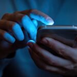 Uso de celular para publicação de conteúdo em redes sociais, associado a caso de discriminação que resultou em condenação por homofobia no Eusébio.