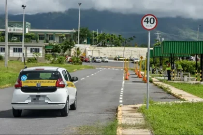 Veículo de autoescola realiza prova prática de direção em área do Detran no Ceará, onde a manobra de baliza deixa de ser obrigatória nos exames da CNH.