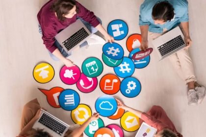 Empreendedores utilizam laptops e recursos digitais durante capacitação em marketing digital para pequenos negócios. Sebrae oferece curso gratuito.