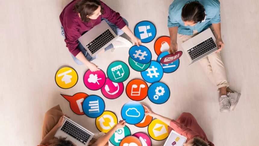 Empreendedores utilizam laptops e recursos digitais durante capacitação em marketing digital para pequenos negócios. Sebrae oferece curso gratuito.