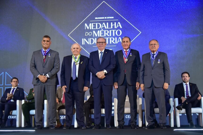 Entrega da Medalha do Mérito Industrial 2025 durante solenidade da Fiec em Fortaleza.