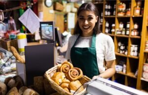 Microempreendedora individual trabalha em pequeno estabelecimento comercial, exemplo de atividade formalizada como MEI no Ceará.