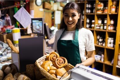 Microempreendedora individual trabalha em pequeno estabelecimento comercial, exemplo de atividade formalizada como MEI no Ceará.