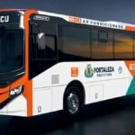 Ônibus do transporte coletivo de Fortaleza com nova identidade visual, exibindo cores atualizadas e itens de conforto como ar-condicionado e entradas USB.