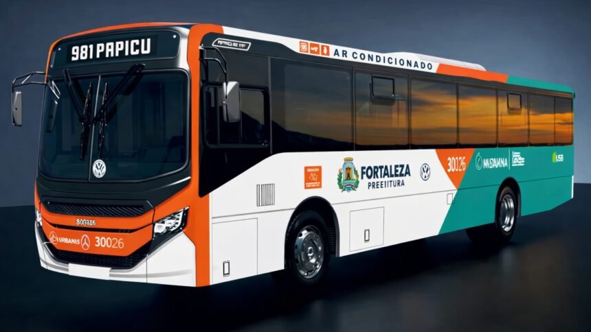 Ônibus do transporte coletivo de Fortaleza com nova identidade visual, exibindo cores atualizadas e itens de conforto como ar-condicionado e entradas USB.