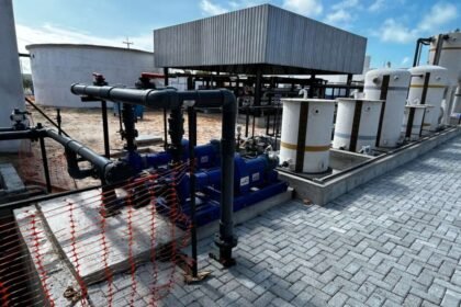 Equipamentos do sistema de tratamento de água com tecnologia de osmose reversa instalados em obra da Cagece em Jericoacoara.
