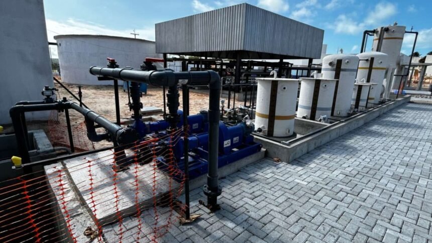 Equipamentos do sistema de tratamento de água com tecnologia de osmose reversa instalados em obra da Cagece em Jericoacoara.
