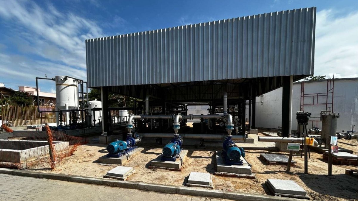 Área externa da obra de ampliação do sistema de abastecimento de água em Jericoacoara, com equipamentos e estrutura em implantação.