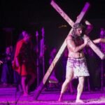 Atores encenam a Paixão de Cristo durante espetáculo cultural realizado na Arena Eusebelém, em Eusébio, na programação da Semana Santa.