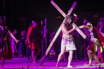 Atores encenam a Paixão de Cristo durante espetáculo cultural realizado na Arena Eusebelém, em Eusébio, na programação da Semana Santa.