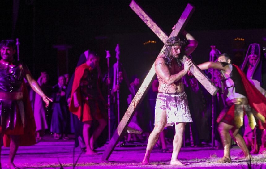 Atores encenam a Paixão de Cristo durante espetáculo cultural realizado na Arena Eusebelém, em Eusébio, na programação da Semana Santa.