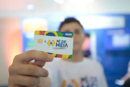 Estudante segura cartão do Pé-de-Meia Licenciaturas, programa do MEC que concede bolsa a universitários de licenciatura aprovados via Sisu, Prouni ou Fies.