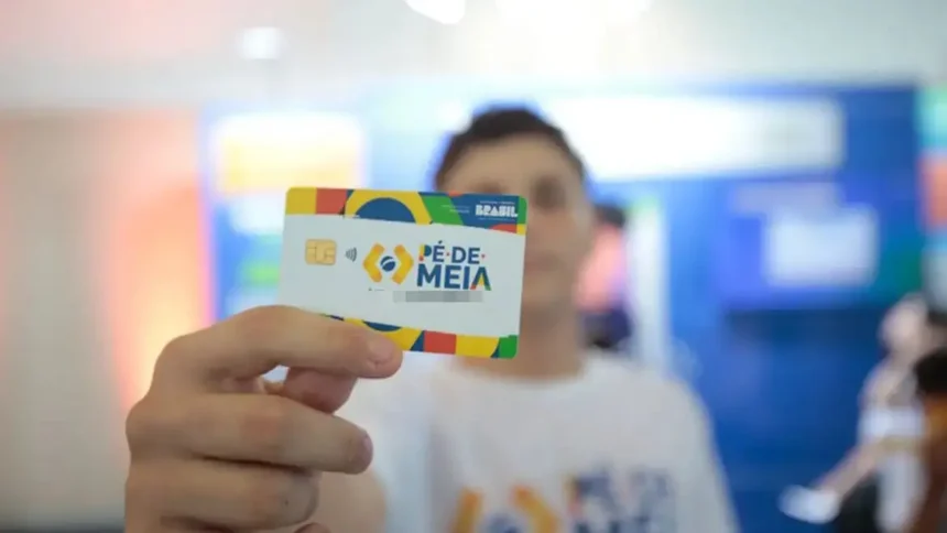 Estudante segura cartão do Pé-de-Meia Licenciaturas, programa do MEC que concede bolsa a universitários de licenciatura aprovados via Sisu, Prouni ou Fies.