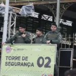 Policiais militares posicionados em torre de segurança durante a Operação Carnaval 2026 no Ceará, que mobilizou mais de 9.300 agentes no Estado.