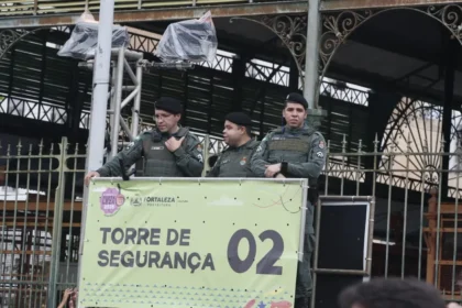 Policiais militares posicionados em torre de segurança durante a Operação Carnaval 2026 no Ceará, que mobilizou mais de 9.300 agentes no Estado.