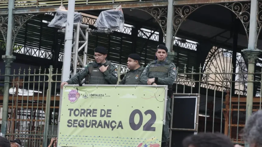 Policiais militares posicionados em torre de segurança durante a Operação Carnaval 2026 no Ceará, que mobilizou mais de 9.300 agentes no Estado.