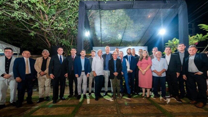 Integrantes da nova diretoria da ACIP para o triênio 2026–2028 durante cerimônia de posse na capital cearense.