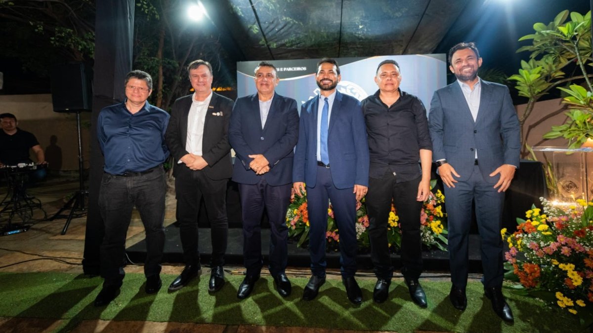 Composição da mesa de autoridades na solenidade de posse da nova diretoria da ACIP 2026–2028, em Fortaleza, com representantes da FIEC, Sindpan, ACIP e convidados.