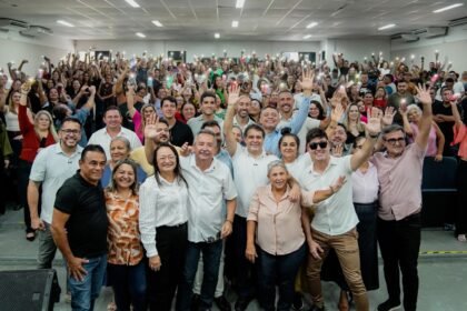 Prefeito Evandro Leitão posa com profissionais da rede de creches conveniadas durante anúncio de pacote de R$ 5,5 milhões para reajuste salarial e melhorias em Fortaleza.