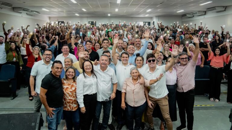 Prefeito Evandro Leitão posa com profissionais da rede de creches conveniadas durante anúncio de pacote de R$ 5,5 milhões para reajuste salarial e melhorias em Fortaleza.