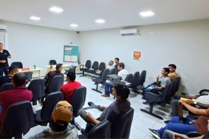 Candidatos participam de seleção presencial de vagas de emprego no Sine Municipal de Fortaleza.