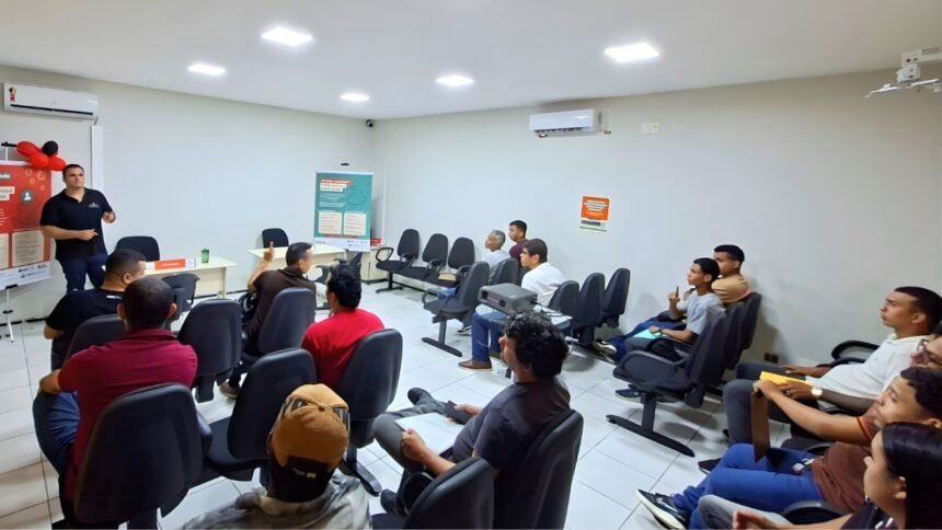 Candidatos participam de seleção presencial de vagas de emprego no Sine Municipal de Fortaleza.