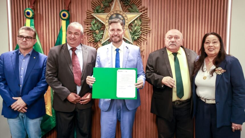 Assinatura de convênio do Procon Alece com municípios do Ceará, incluindo Cascavel e Beberibe.
