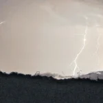 Raios iluminam o céu durante tempestade registrada no Ceará, com descargas atmosféricas na capital e no Interior do Estado.