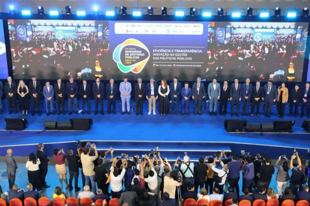Autoridades e gestores públicos participam da edição 2025 do Seminário dos Prefeitos, no Centro de Eventos do Ceará, em Fortaleza, que reuniu mais de 5 mil pessoas.